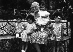 Mama Lena with the orphans (1953)